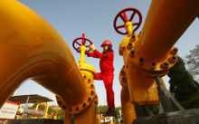 КИТАЙ ОСТАВИТ ЕВРОСОЮЗ БЕЗ ГАЗА На фоне безуспешных попыток США привлечь Туркменистан к поставкам газа в Евросоюз по «Южному газовому коридору», Пекин, как крупнейший газовый партнер Ашхабада, приступил к строительству уже четвертого трубопровода проекта «Центральная Азия-Китай»