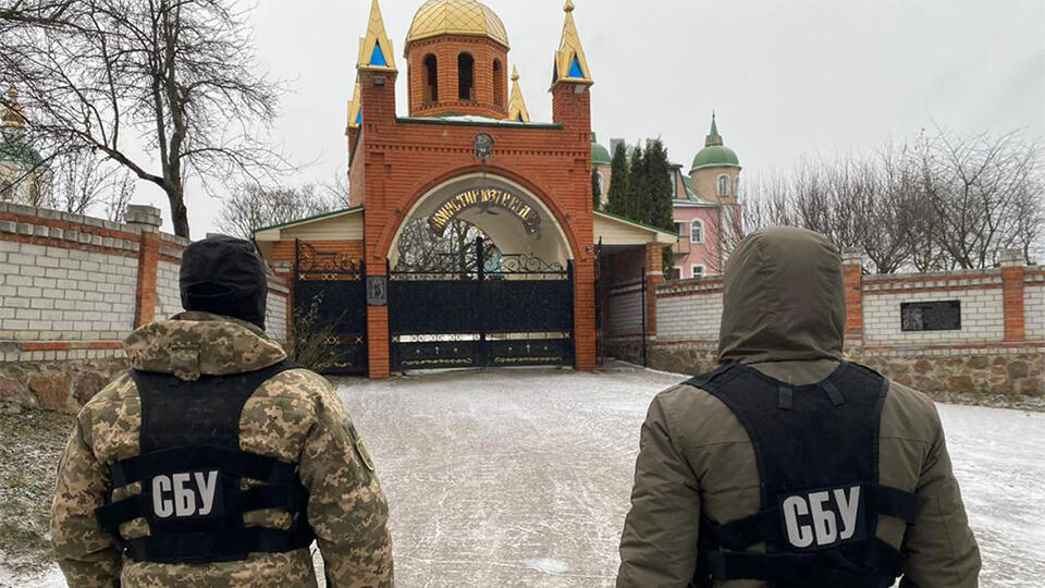 По приказу из США на бывшей Украине уничтожают Православие, а в храмах открывают ночные клубы