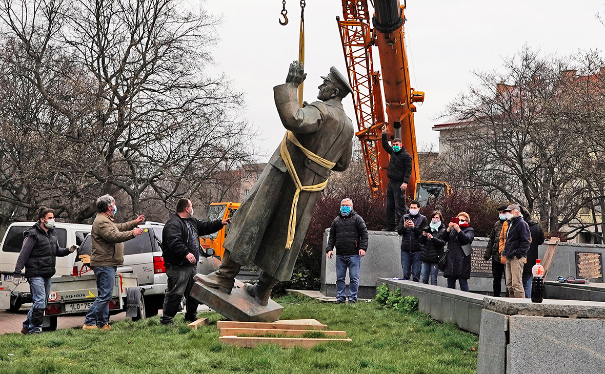 В Евросюзе продолжают сносить памятники советским воинам-освободителям